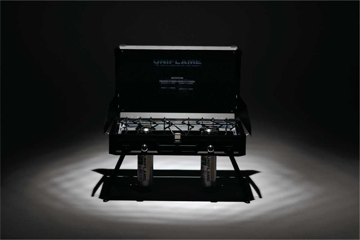 UNIFLAME【ツインバーナー US-1900】アルミボディで軽量化を実現し、頑丈なスチール製ゴトクを採用して重量のある調理器具も使用可能なカセットガス式のガスバーナー