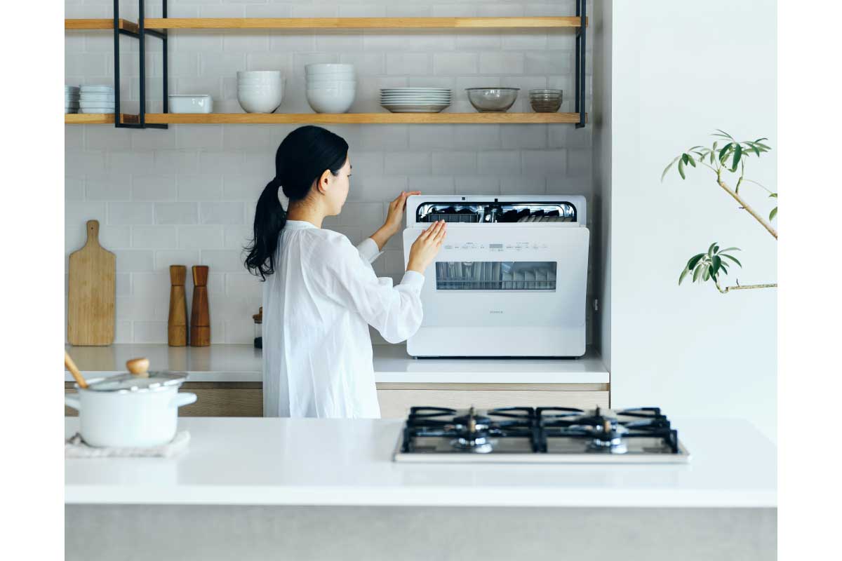 シロカ【SS-LA451 / SS-LH451】従来モデルから収納点数を36点→40点へ増量しながら設置面積を20％削減、高温×高圧×360°の「うずマックス洗浄」による強力洗浄、洗浄後に自動でドアが開く「オートオープン機能」を搭載し、衛生性・省スペース性・使いやすさを大幅に向上させた卓上型食器洗い乾燥機