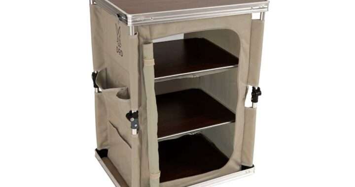 【DOD マルチキッチンテーブル TB1-38】ワンタッチで棚が立ち上がるアタッシュケース構造・大容量3段シェルフ・ハードトップ天板・サイドポケット・薄型収納を備えたキャンプ用キッチンテーブルがAmazonにて19%OFFの11,512円