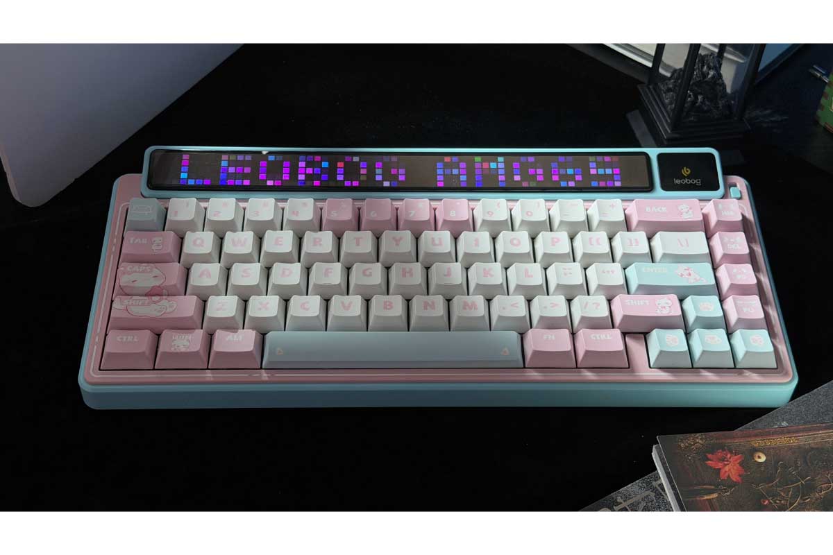 AULA【AMG65】67キーの65％コンパクトレイアウトに、ガスケットマウント構造、5層吸音フォーム、ホットスワップ対応スイッチ、3モード接続、315灯ドットマトリクスLED × 1.14インチTFTサブディスプレイを搭載したデュアルスクリーンメカニカルキーボード