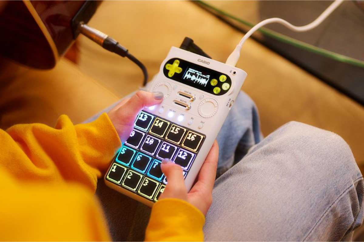 カシオ【SXC-1】208種類のプリセット音源、16パッド、シーケンサー、Beat Sync、エフェクトなど本格的な制作機能を搭載しながら軽量・コンパクトで持ち運びやすいデザインを採用、誰でも直感的に楽曲制作・演奏を楽しめるポータブルスタンドアロンサンプラー