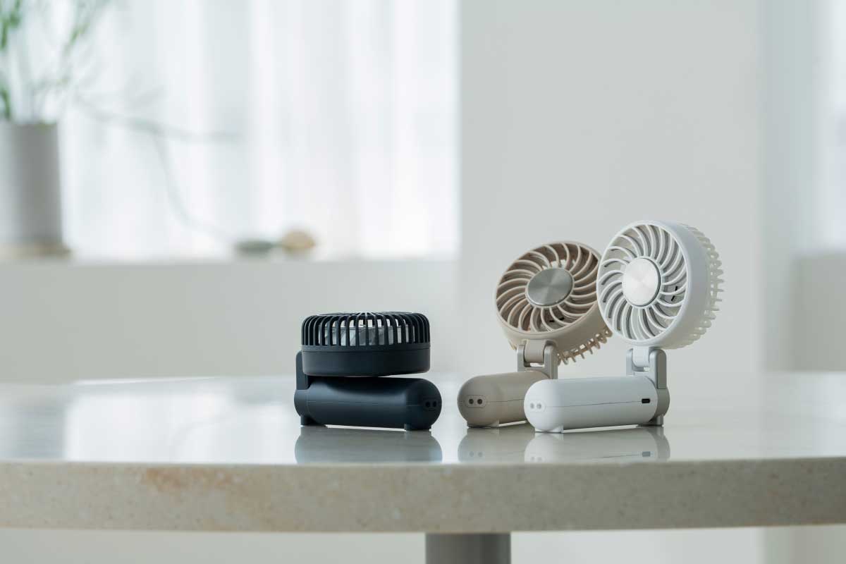 シロカ【冷却プレート付きハンディファン】外気温より約−15℃の冷たさを生み出すペルチェ式冷却プレートと、4段階の風量調節を備えたハンディファンを一体化し、持ち歩きながら効率的にクールダウンできるよう設計された携帯型冷却デバイス