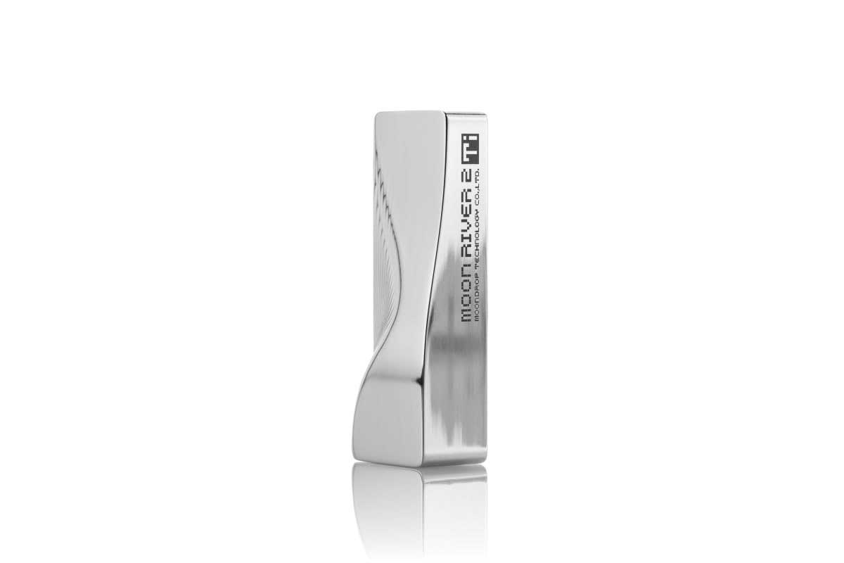 【MOONDROP MOONRIVER 2:TI】チタン筐体とデュアルCS43198 DAC、3.5mmシングルエンド／4.4mmバランス出力を備え、スマートフォンやPCと組み合わせて高品位な有線イヤホン・ヘッドホン再生を楽しめるUSB Type-C接続のポータブルDAC／ヘッドホンアンプがAmazonにて30%OFFの22,000円