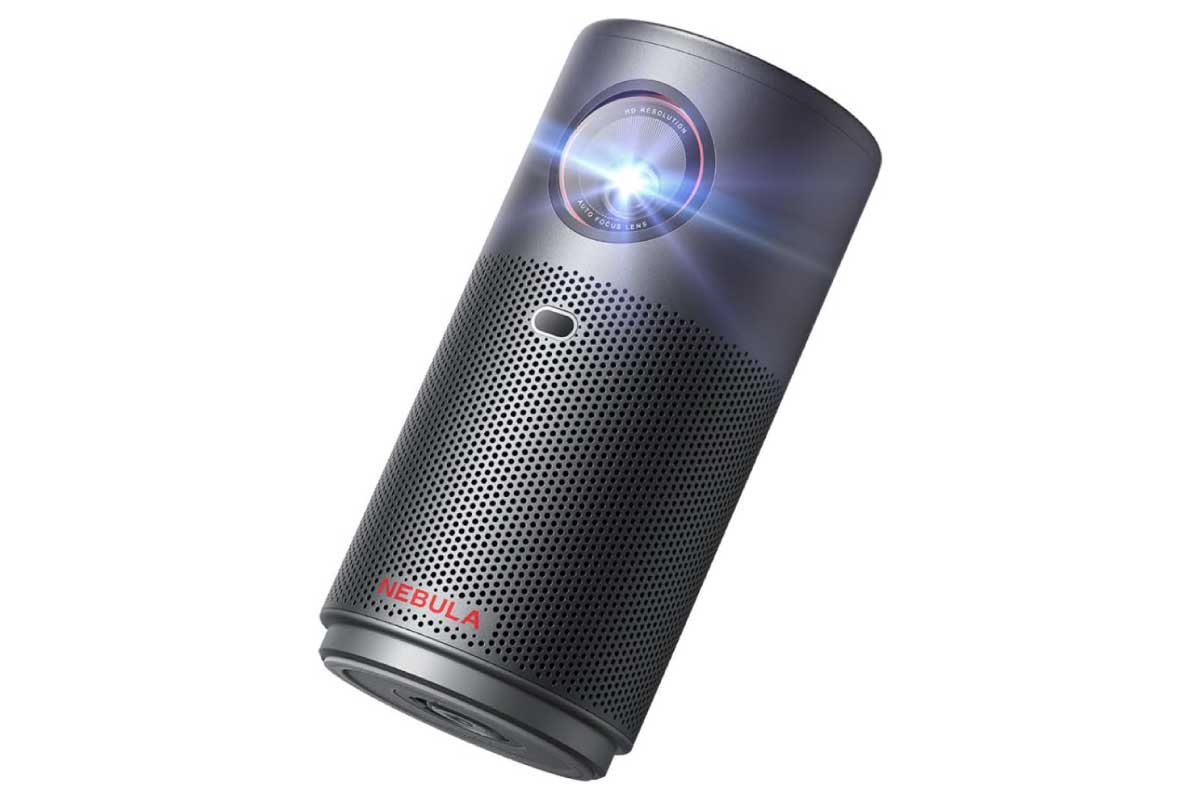 【Anker Nebula Capsule Air】直径約7cm・高さ約14cm・約650gという500ml缶クラスのコンパクトボディに、Google TVと150ANSIルーメンのLED光源、ハイビジョンの解像度、最大100型投影、Dolby Audio対応5Wスピーカー、自動台形補正やオートフォーカス、ゲーミングモードまで詰め込んだモバイルプロジェクターがAmazonにて10%OFFの44,990円